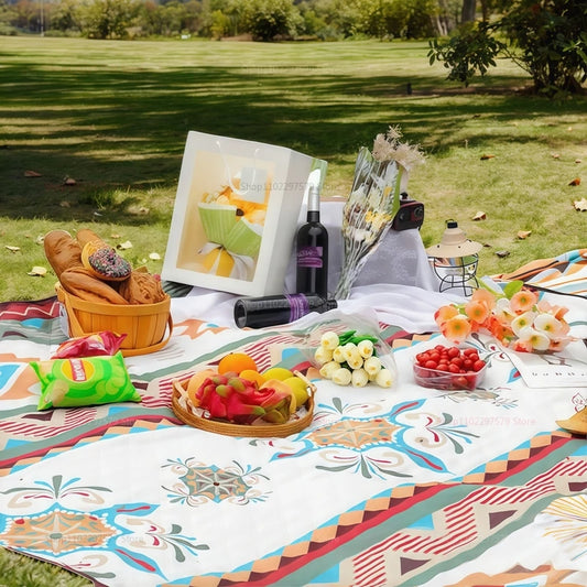 Outdoor picnic blanket, with handles for easy carrying, suitable for outdoor activities, water-resistant, suitable for camping.